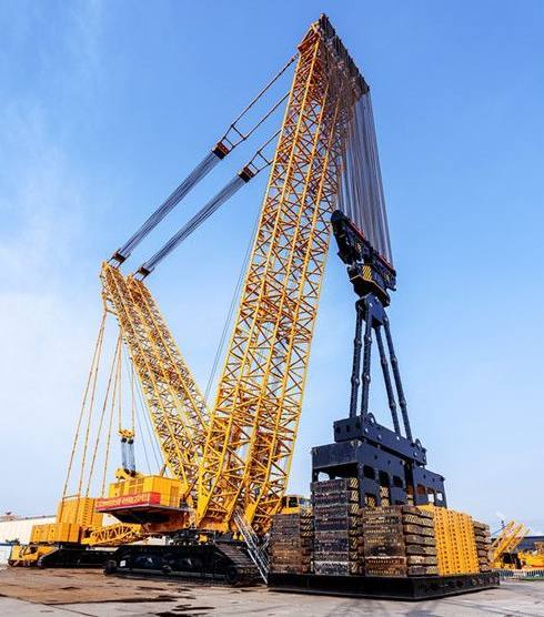 中国造全球最大起重机 200米高空“怪兽”，轻松吊起军舰